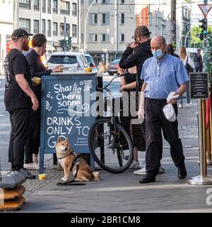 Senior Mann trägt Gesichtsmaske geht an Sharlie Cheen Bar während Corona Pandemie. Mitte Berlin Stockfoto