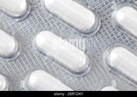 Weiße Pillen Tabletten in der Verpackung. Pharmazie und Medizin Hintergrund. Stockfoto