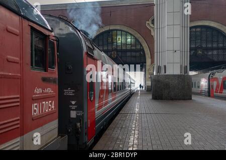 Kazansky Bahnhof, Moskau, Russland: Mann auf dem Bahnsteig neben dem Zug am Kazansky Bahnhof in Moskau, Russi Stockfoto