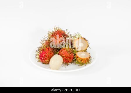 Platte der Früchte Rambutan (Nephelium lappaceum) auf weißem Hintergrund Stockfoto