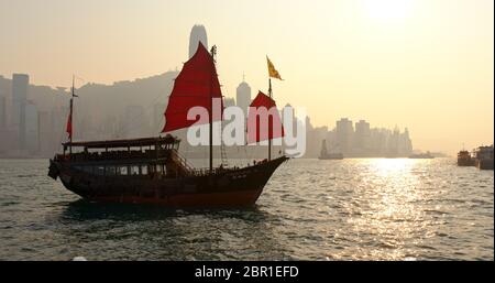 Victoria Harbour, Hongkong, 14. März 2019: Sonnenuntergang in Hongkong Stockfoto
