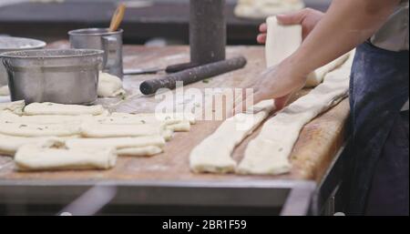 Meister macht Grill Sesambrot im Restaurant Stockfoto