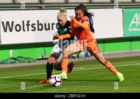 Wolfsburg, 27. März 2019: Selma Bacha und Sophie Wolter im Fußball-Spiel VfL Wolfsburg gegen Olympique Lyon im AOK Stadion. Stockfoto