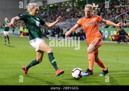 Wolfsburg, 27. März 2019: Eugenie Le Sommer und Lena Goeßling im Fußball-Spiel VfL Wolfsburg gegen Olympique Lyon im AOK Stadion. Stockfoto