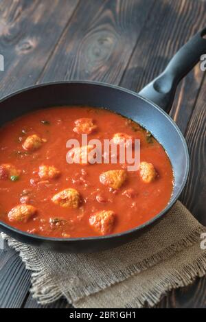 Tomatensuppe mit Fleischklößchen Stockfoto