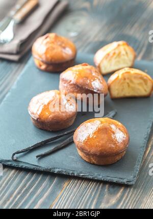 Rum baba auf der Platine Stockfoto