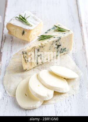 Verschiedene Arten von Käse auf dem Holzbrett Stockfoto