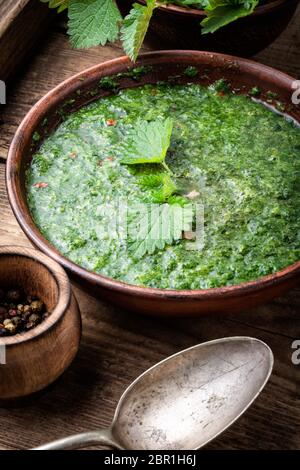 Brennnessel creme Suppe auf Holz- Hintergrund. Suppe mit frischen Brennnesseln Stockfoto