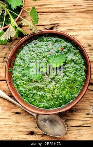 Brennnessel creme Suppe auf Holz- Hintergrund. Suppe mit frischen Brennnesseln Stockfoto