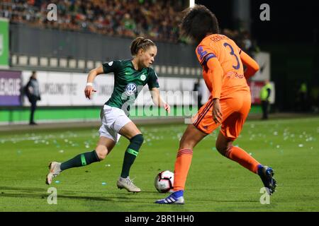 Wolfsburg, 27. März 2019: Ewa Pajor und Wendie Renard beim Fußballspiel VfL Wolfsburg gegen Olympique Lyon im AOK Stadion. Stockfoto