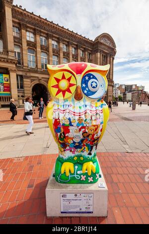 Die Eule-Skulptur 'Our Happy Hospit-Owl' draußen auf dem Chamberlain Square, Teil des Big Hoot Birmingham 2015, England Stockfoto