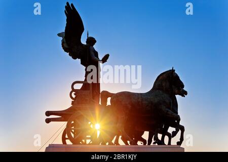 Das antike Rom Terrasse der Wagen Denkmal sun Haze, Hauptstadt von Italien Stockfoto