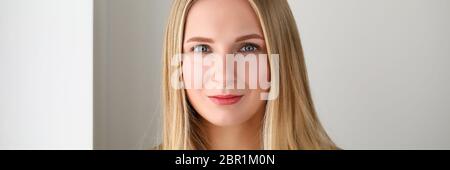 Attraktive Frau in weißem Pullover Stockfoto
