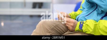 Männliches, haltende Stück Papier Stockfoto