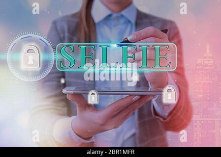 Konzeptionelles Handschreiben mit Selfie. Konzept bedeutet das Foto, das man mit einem Smartphone von sich genommen hat Stockfoto