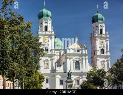 Die St. Stephens Basilika ist eine alte weiße Kirche mit grünen Metallkuppeln auf den Türmen in Passau. Stockfoto