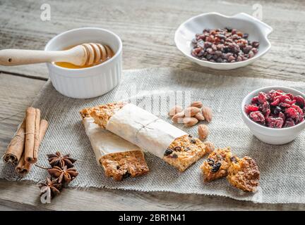 Selbstgemachte Granola Bars auf den Sack Stockfoto