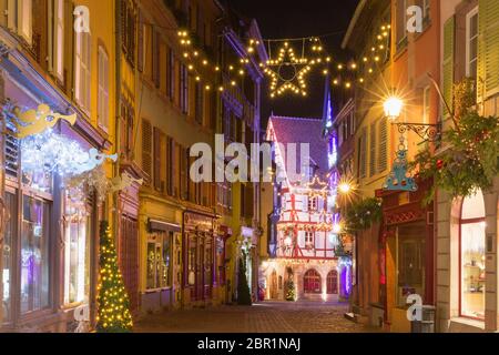 Traditionellen elsässischen Fachwerkhäuser in der Altstadt von Colmar, eingerichtet und verschneiten Weihnachtsnacht, Elsass, Frankreich Stockfoto