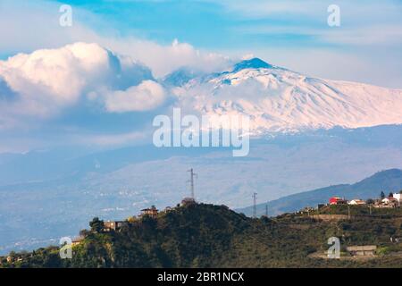 Rauchen schneebedeckten Vulkan Ätna bei Sonnenaufgang, wie Taormina, Sizilien gesehen Stockfoto