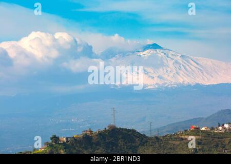 Rauchen schneebedeckten Vulkan Ätna bei Sonnenaufgang, wie Taormina, Sizilien gesehen Stockfoto