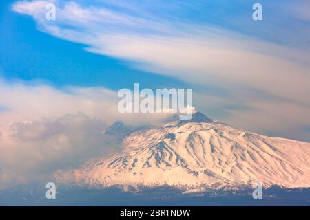 Rauchen schneebedeckten Vulkan Ätna bei Sonnenaufgang, wie Taormina, Sizilien gesehen Stockfoto