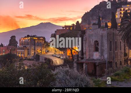 Vulkan Ätna bei Sonnenuntergang, wie Taormina, Sizilien gesehen Stockfoto