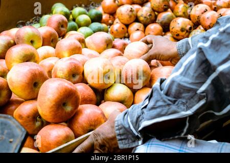 Frisch saftig abgeholt Haufen rote Äpfel für Kunden in einem Ladengeschäft in der Nähe der Straße, Kolkata, Indien angezeigt. Bunte Obst Muster. Business anhand von quantitativen Simulatio Stockfoto