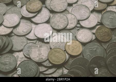 Lagerstapel von Hundert Nummer 1, 10, 5 Indische Rupie metall Münze Währung auf isolierten Hintergrund. Finanzen, Wirtschaft, Investitionen Konzept. Banking und Exc Stockfoto