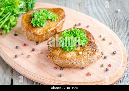 Angus Beef Steaks mit gerösteten Tomaten Sauce Stockfoto