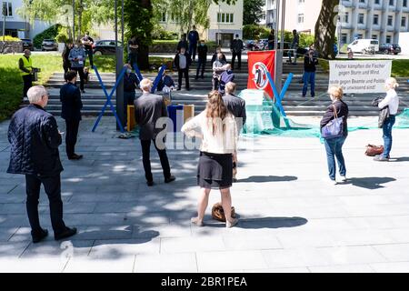 Kiel, Deutschland. Mai 2020. Teilnehmer und Besucher einer Demonstration des Landesfischereiverbandes Schleswig-Holstein stehen mit Abstand vor dem Kieler Landtag. Der Verein fordert mehr Unterstützung in der Corona-Krise. Laut dem Staatlichen Fischereiverband sind die festgesetzten Tagesraten für das Überleben der Fischereibetriebe unzureichend und im Vergleich zu anderen europäischen Ländern zu niedrig. Quelle: Frank Molter/dpa/Alamy Live News Stockfoto