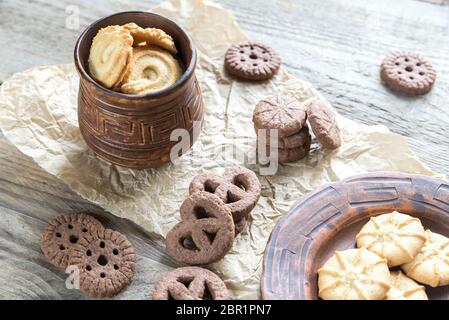 Butter und Chocolate Chip Cookies auf dem hölzernen Hintergrund Stockfoto