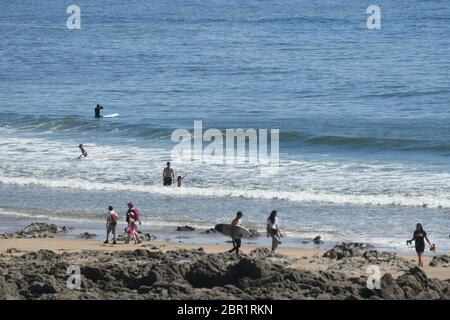 Swansea, Großbritannien. Mai 2020. UK Wetter : Familien am Strand in der Langland Bay auf Gower, Swansea, am heißesten Tag des Jahres bis jetzt abgebildet. Trotz der Lockdown Bedingungen, wegen der Coronavirus Pandemie, Briten in der ganzen Nation raus, um das warme Wetter zu genießen. Quelle: Robert Melen/Alamy Live News Stockfoto