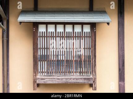 Fenster mit Gitter und Shoji des alten japanischen Hauses Kyoto Japan Stockfoto