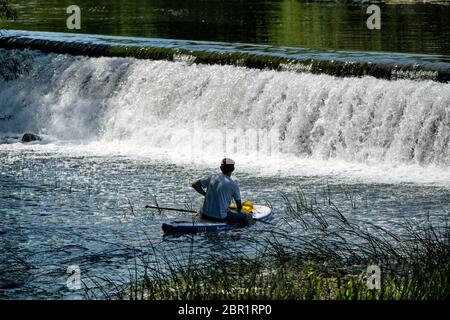 Die Menschen genießen das Wasser in Warleigh Weir am Fluss Avon in Somerset, während die Temperaturen über das Vereinigte Königreich steigen. Stockfoto