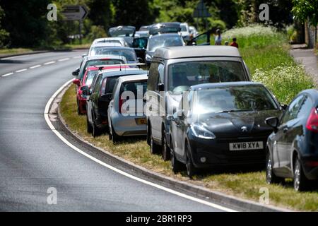 Die Menschen genießen das Wasser in Warleigh Weir am Fluss Avon in Somerset, während die Temperaturen über das Vereinigte Königreich steigen. Stockfoto