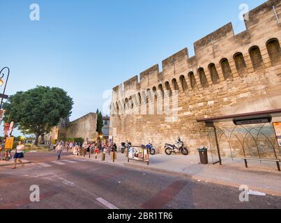 AVIGNON, FRANKREICH - JULI 2014: Schöne Aussicht auf mittelalterliche Stadtmauern und Touristen. Stockfoto