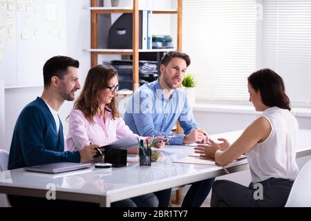 Junge Geschäftsfrau, Sitzen im Vorstellungsgespräch im Büro Stockfoto