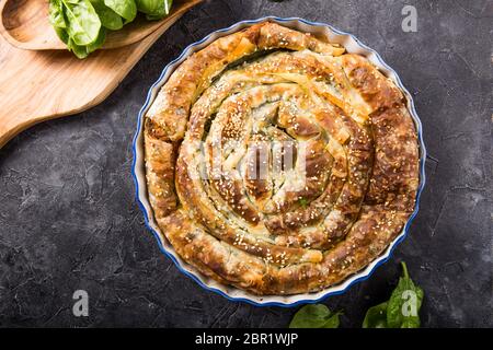 Hausgemachte griechische Spanakopita-Pastete mit biologischem Spinat Stockfoto