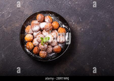 Bunuelos - traditionelle kolumbianische Süßes frittiertes Gebäck mit Schokolade Soße serviert. Stockfoto