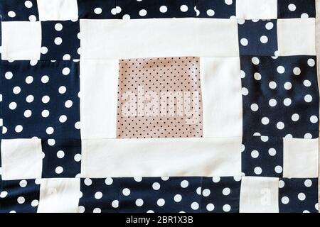 Detail der patchwork Seidenschal aus verschiedenen Polka Dots stoffen Nahaufnahme Stockfoto