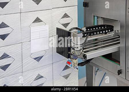 Automatisierte Paletten-etiketten Maschine im Werk Stockfoto