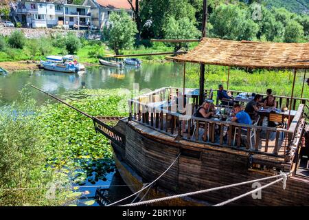 Virpazar , Bar Gemeinde , Montenegro Touristen Boot auf dem See Skadar, Montenegro Stockfoto