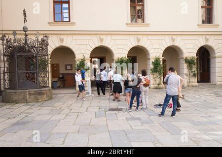 Vor dem Coffee59Brunch auf Schloss Pruhonice, Tschechische Republik, 17. Mai 2020, stehen die Leute in einer Schlange. (CTK Photo/Libor Sojka) Stockfoto