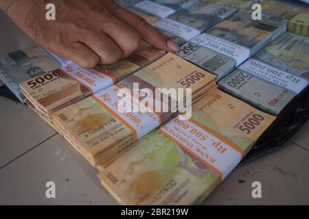 Rupiah Banknoten als legales Kaufwerkzeug in Indonesien Stockfoto