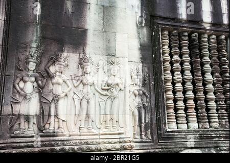 Alte Khmer Frauen Schnitzereien in Angkor Wat. UNESCO-Weltkulturerbe, Provinz Siem Reap, Kambodscha, Südostasien Stockfoto