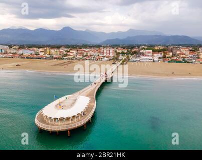 Atemberaubende Luftaufnahme des Lido Di Camaiore Pier an einem bewölkten Tag, Viareggio, Toskana. Stockfoto