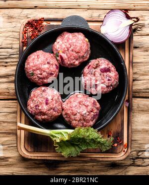 Fleisch Kugeln von rohem Rindfleisch Kraft - Fleisch in der Pfanne Gusseisen Stockfoto