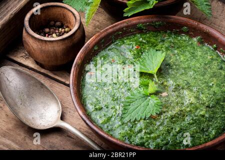 Brennnessel creme Suppe auf Holz- Hintergrund. Suppe mit frischen Brennnesseln Stockfoto