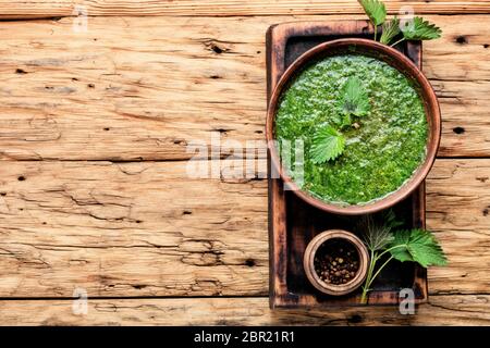 Brennnessel creme Suppe auf Holz- Hintergrund. Suppe mit frischen Brennnesseln Stockfoto