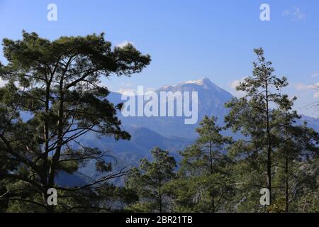 Schöne Aussicht vom Likya Yolu Weg in der Türkei auf den berühmten Berg Tahtali Dagi. Stockfoto
